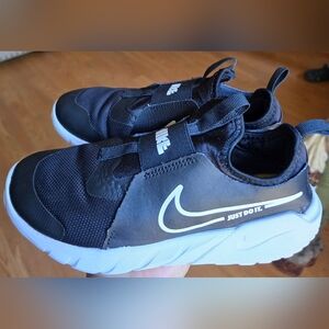 Sz 4.5Y Big Kids NIKE FLEX RUNNER 2 Black/White Athletic Shoes